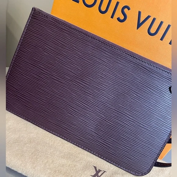 Louis Vuitton Plum Wristlet Clutch - Picture 4 of 12